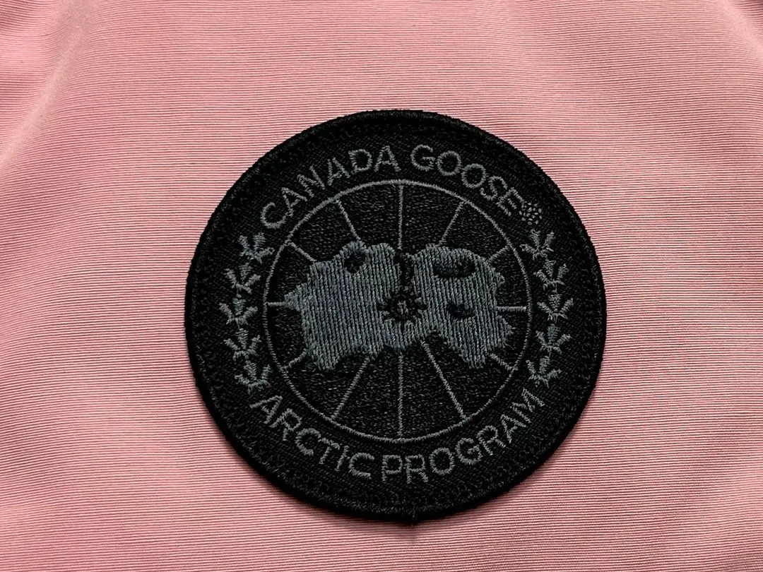 P360 [Canada Goose] Canada Goose #Freestyle Crew 4154M Men’s and Women’s Vest Down# ➖ Imported Behringer embroidery machine with customized 10,000-needle embroidery logo! ➖ Imported 21-count polyester-cotton blended original fabric, using Feather-Light 10D waterproof coating fabric, made of 84.5% polyester fiber and 15.5% cotton, 100% the best feel in the entire network! ➖ The genuine official website uses the national standard 80 white duck down, and will never be misled by false claims such as 90 down or goose down! ➖ 100% nylon nylon lining with double double-layer sealing design to prevent velvet from running away. Top-grade polar fleece is used in the collar and pockets to keep warm and comfortable! ➖ Yoshida YKK provides original custom-made electroplated sliders. YKK two-way lockable zippers are tight and smooth and will not peel off paint! ➖ 3M composite original Velcro is durable, and all accessories and hardware are disassembled and customized! ⛔No slander, no exaggeration, no need for too much copywriting, because it is focused, it is professional!  SIZE: XS S M L XL XXL